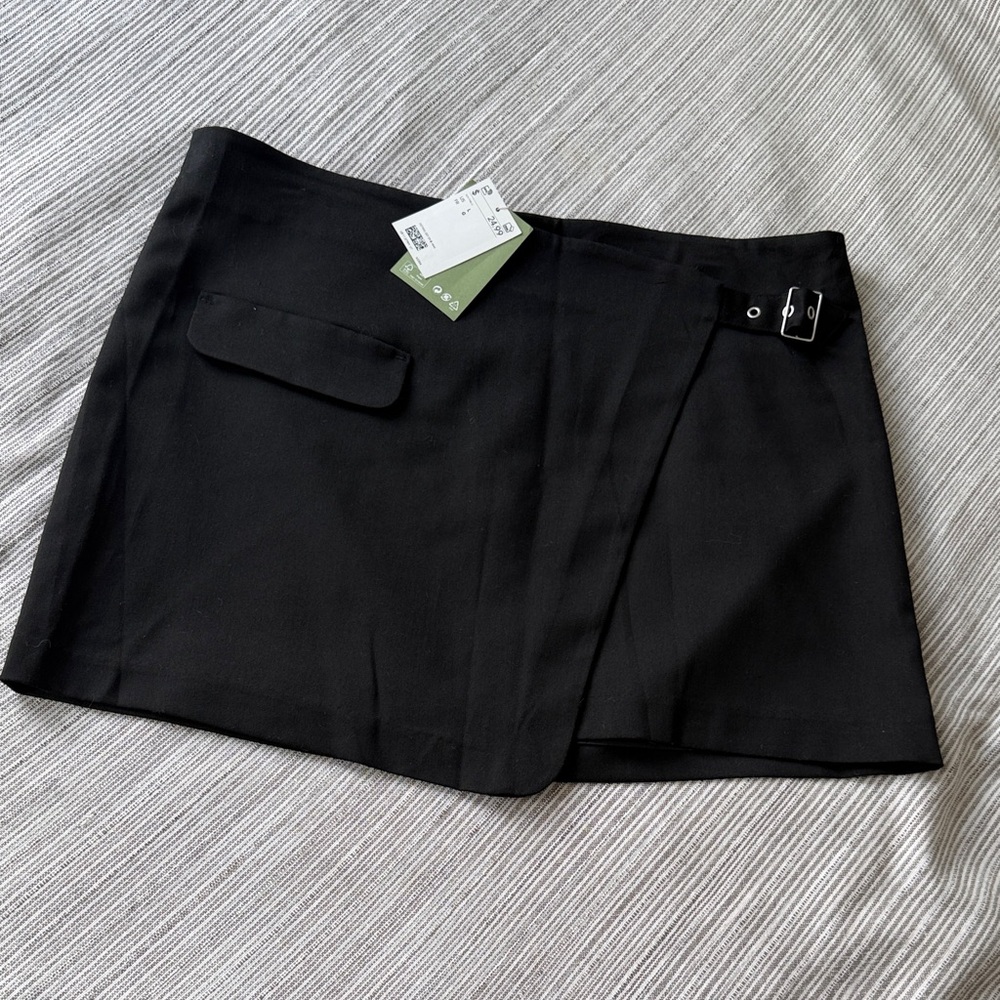H&M Black Mini Skirt with Buckle Detail